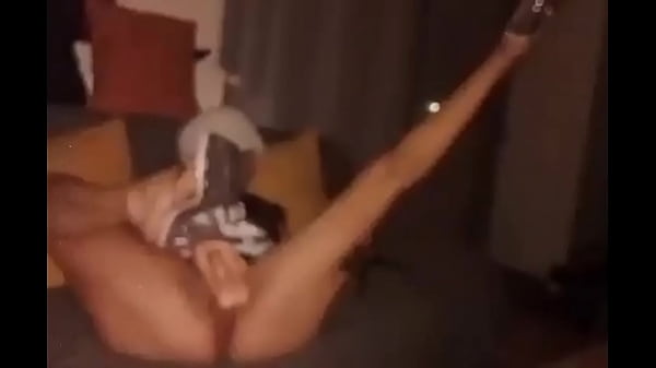 Hungarian milf enjoys with a dildo! Magyar milf tömi a pináját műfasszal. Ribanc feleség faszra éhes.
